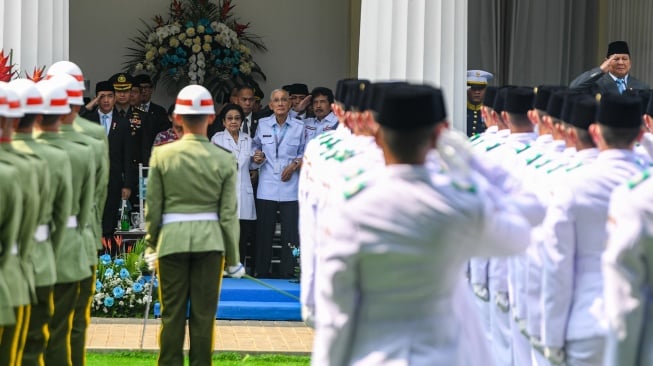 Presiden Prabowo Subianto (kanan) bersama Wakil Presiden Gibran Rakabuming Raka (kiri), Presiden ke-5 sekaligus Ketua Dewan Pengarah Badan Pengarah Badan Pembina Ideologi Pancasila Megawati Soekarnoputri (kedua kiri) dan Wakil Presiden ke-6 Try Sutrisno (ketiga kiri) mengikuti upacara Hari Lahir Pancasila di Gedung Pancasila, Jakarta, Senin (2/6/2025). [ANTARA FOTO/Muhammad Adimaja]