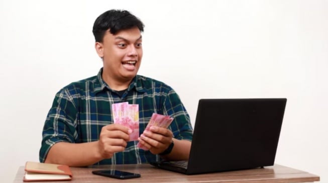 Daftar Pinjol dengan Bunga Rendah, Aman, dan Resmi OJK (freepik)