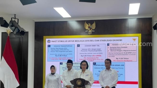 Presiden Prabowo Subianto memutuskan memberikan paket stimulus dengan total alokasi anggaran sebesar Rp24,44 triliun dengan rincian Rp 23,59 triliun dari APBN dan Rp0,85 triliun Non APBN. Keputusan pemberian paket stimulus itu disampaikan Menteri Keuangan Sri Mulyani usai rapat terbatas dalam rangka meningkatkan kegiatan ekonomi dan pemerataan kesejahteraan masyarakat. (Suara.com/Novian)