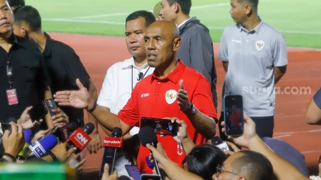 Kepala Pemandu Bakat Timnas Indonesia Simon Tahamata saat konferensi pers sebelum sesi latihan di Stadion Madya, Jakarta, Senin (2/6/2025). [Suara.com/Alfian Winanto]