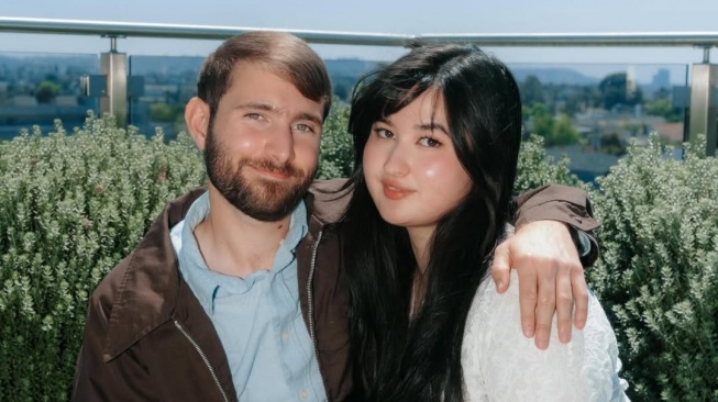 Stephanie Poetri dan tunangannya, Asher Novkov-Bloom resmi menikah di Los Angeles, Amerika Serikat pada 30 Mei 2025. [Suara.com/@stephaniepoetri]