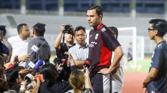 Penjaga Gawang Timnas Indonesia Emil Audero saat konferensi pers sebelum sesi latihan di Stadion Madya, Jakarta, Senin (2/6/2025). [Suara.com/Alfian Winanto]
