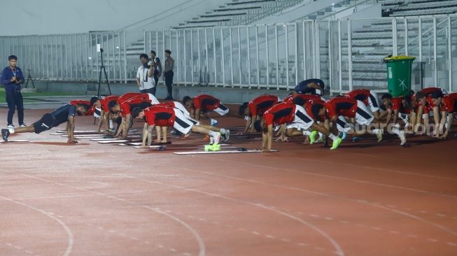 Sejumlah Pesepak Bola Timnas Indonesia mengikuti sesi latihan di Stadion Madya, Jakarta, Senin (2/6/2025). [Suara.com/Alfian Winanto]