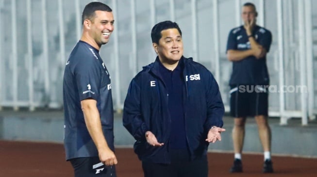 Ketua Umum PSSI Erick Thohir saat memantau sesi latihan Timnas Indonesia di Stadion Madya, Jakarta, Senin (2/6/2025). [Suara.com/Alfian Winanto]