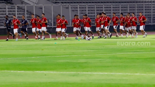 Sejumlah Pesepak Bola Timnas Indonesia mengikuti sesi latihan di Stadion Madya, Jakarta, Senin (2/6/2025). [Suara.com/Alfian Winanto]