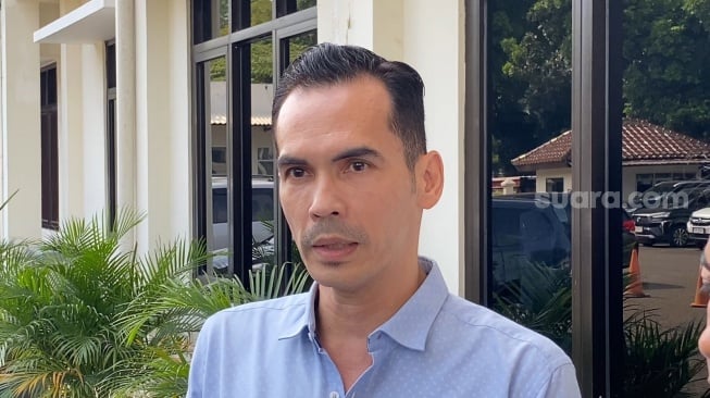 Atalarik Syach saat mendatangi Pengadilan Negeri Cibinong, Bogor, Jawa Barat terkait urusan sengketa lahan kediamannya, Senin, 2 Juni 2025.