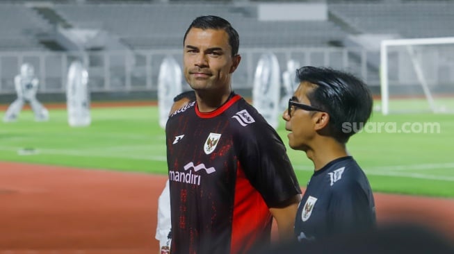 Penjaga Gawang Timnas Indonesia Emil Audero saat konferensi pers sebelum sesi latihan di Stadion Madya, Jakarta, Senin (2/6/2025). [Suara.com/Alfian Winanto]