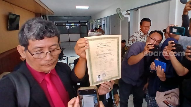 Akhirnya! Teman Jokowi Tunjukan Ijazah Asli dan Ajukan Gugatan Intervensi
