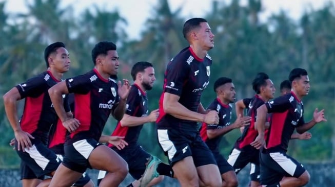 Viral Tangan Patrick Kluivert Colek Manja Jay Idzes: Hati-hati Kalau Ngomong!