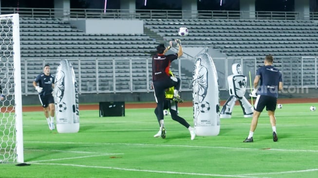 Sejumlah Pesepak Bola Timnas Indonesia mengikuti sesi latihan di Stadion Madya, Jakarta, Senin (2/6/2025). [Suara.com/Alfian Winanto]