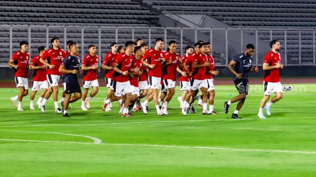Sejumlah Pesepak Bola Timnas Indonesia mengikuti sesi latihan di Stadion Madya, Jakarta, Senin (2/6/2025). [Suara.com/Alfian Winanto]