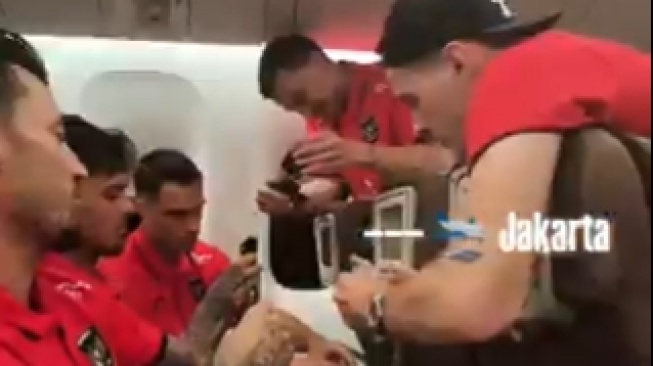 Joey Pelupessy Cs Asyik Main Kartu Remi, Udah Kayak di Pos Ronda