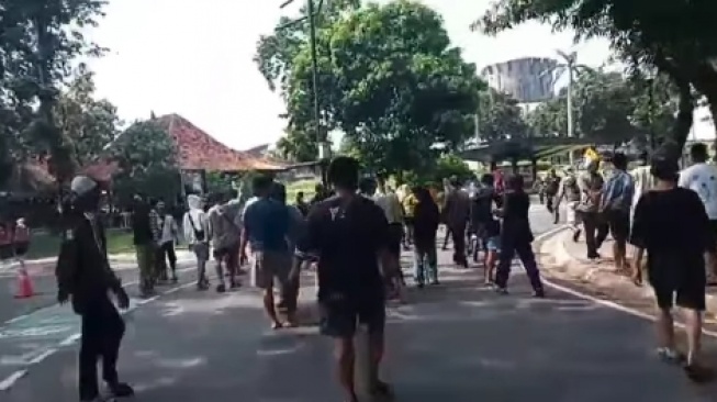Peristiwa kericuhan di kawasan TMMI, Jakarta Timur diduga karena pedagang diusir berjualan di tempat wisata itu. Aksi bentrokan pun tak dihindarkan. Peristiwa itu pun viral setelah video amatirnya turut beredar di media sosial, Instagram. (tangkapan layar/Instagram)