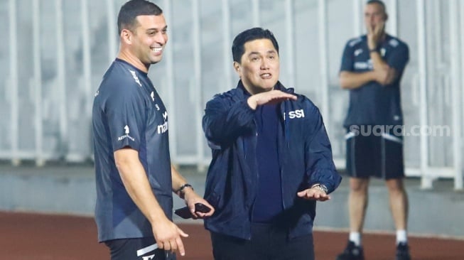 Ketua Umum PSSI Erick Thohir saat memantau sesi latihan Timnas Indonesia di Stadion Madya, Jakarta, Senin (2/6/2025). [Suara.com/Alfian Winanto]