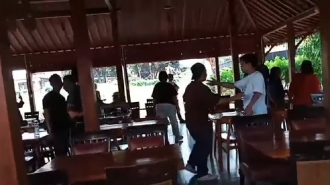 Peristiwa kericuhan di kawasan TMMI, Jakarta Timur diduga karena pedagang diusir berjualan di tempat wisata itu. Aksi bentrokan pun tak dihindarkan. Peristiwa itu pun viral setelah video amatirnya turut beredar di media sosial, Instagram. (tangkapan layar/Instagram)