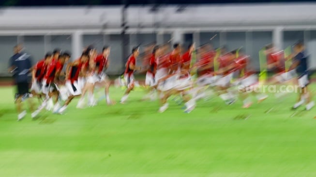 Sejumlah Pesepak Bola Timnas Indonesia mengikuti sesi latihan di Stadion Madya, Jakarta, Senin (2/6/2025). [Suara.com/Alfian Winanto]