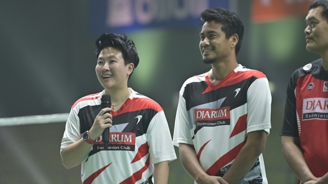 Liliyana Natsir (kiri) dan Tontowi Ahmad (kanan) merasa bangga dengan dibangunnya Polytron Stadium. Ia berharap mahasiswa Undip memiliki wadah dan menambah semangat untuk menekuni olahraga bulutangkis. [Istimewa]