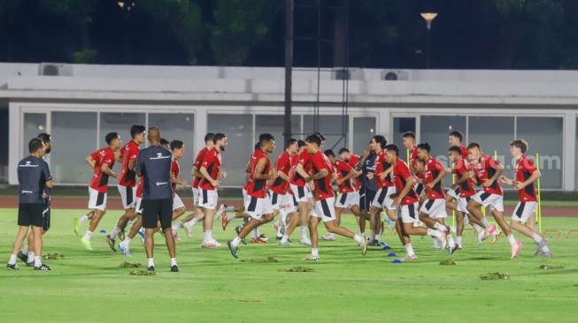 Sejumlah Pesepak Bola Timnas Indonesia mengikuti sesi latihan di Stadion Madya, Jakarta, Senin (2/6/2025). [Suara.com/Alfian Winanto]