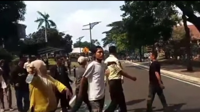 Ricuh! Detik-detik PKL hingga Emak-emak Serang Satpam Diduga Gegara Dilarang Mangkal di TMII