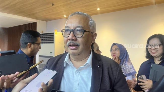 Staf Khusus Menteri Bidang Komunikasi dan Politik Kementerian Komdigi, Arnanto Nurprabowo saat ditemui di Kantor Kementerian Komdigi, Senin (2/6/2025). [Suara.com/Dicky Prastya]