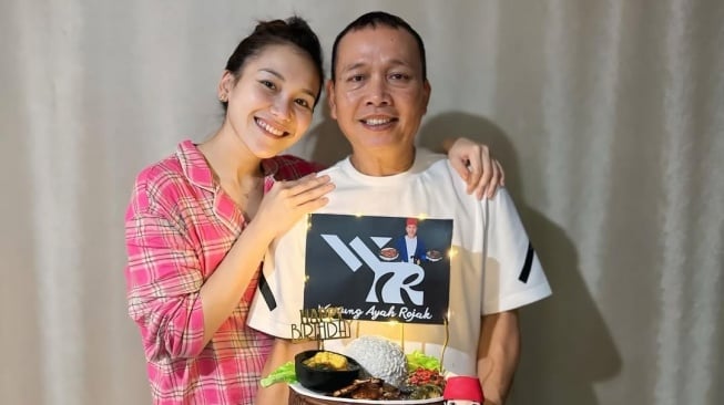 Kejutan Manis Ayu Ting Ting untuk Ayah Rojak di Ulang Tahun ke-63