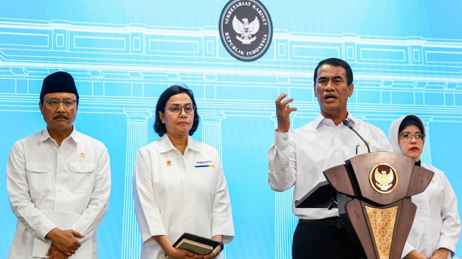 Menteri Pertanian Andi Amran Sulaiman (kedua kanan) memberikan keterangan terkait peluncuran paket stimulus ekonomi didampingi Menteri Keuangan Sri Mulyani (kedua kiri), Menteri Sosial Saifullah Yusuf (kiri) dan Kepala BPS Amalia Adininggar Widyasanti (kanan) di Kantor Kepresidenan, Jakarta, Senin (2/6/2025). [ANTARA FOTO/Muhammad Adimaja/agr]