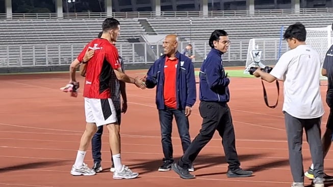 Simon Tahamata buka suara menerima tawaran PSSI sebagai kepala pemandu bakat sama sekali tidak ada kaitannya dengan masalah politik. (Suara.com/Adie Prasetyo Nugraha).