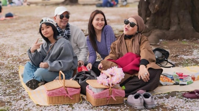 Ayu Ting Ting kasih kejutan manis di ulang tahun ayah Rojak ke 63 tahun (Instagram)