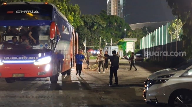 Rombongan Bus China saat akan latihan di Lapangan A Komplek Gelora Bung Karno, Senayan, Jakarta (Suara.com/Adie Prasetyo Nugraha)