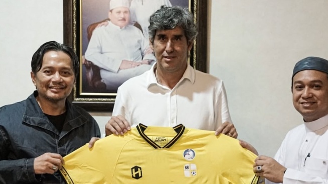 Barito Putera mulai menunjukkan keseriusannya dalam menyusun ulang kekuatan pasca terdegradasi dari Liga 1 musim 2024/2025. Klub asal Kalimantan Selatan ini membuat langkah besar di awal bursa transfer dengan mendatangkan pelatih top, Stefano “Teco” Cugurra, sebagai nahkoda baru mereka untuk menghadapi ketatnya persaingan Liga 2 musim depan. (ig Barito Putera)