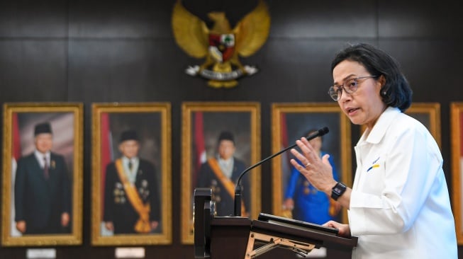 Menteri Keuangan Sri Mulyani (kedua kanan) memberikan keterangan terkait peluncuran paket stimulus ekonomi di Kantor Kepresidenan, Jakarta, Senin (2/6/2025). [ANTARA FOTO/Muhammad Adimaja/agr]