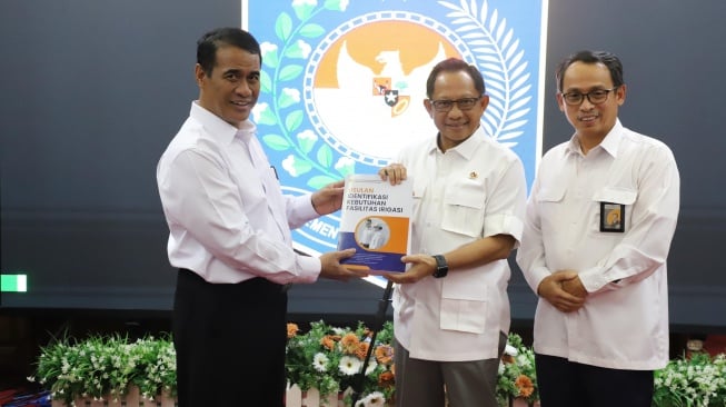 Menteri Pertanian (Mentan) Andi Amran Sulaiman bersama Menteri Dalam Negeri (Mendagri) Muhammad Tito Karnavian saat Rakor Percepatan Swasembada Pangan Menghadapi Musim Kemarau 2025 (Dok: Kemendagri)