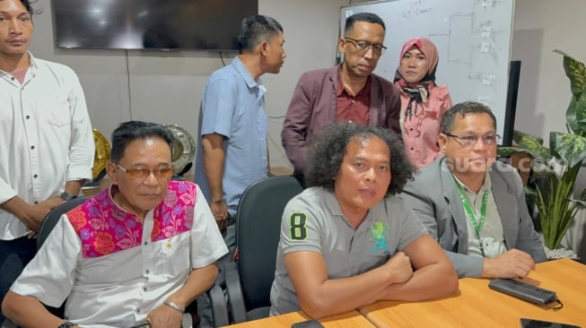 Yoni Dores bersama kuasa hukumnya, Deolipa Yumara dan Ilham Suardi dalam konferensi pers di Polda Metro Jaya, Selasa, 3 Mei 2025. [Suara.com/Tiara Rosana]