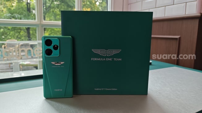 Realme GT 7 Dream Edition yang resmi diluncurkan ke Indonesia pada Selasa (3/6/2025). [Suara.com/Dicky Prastya]