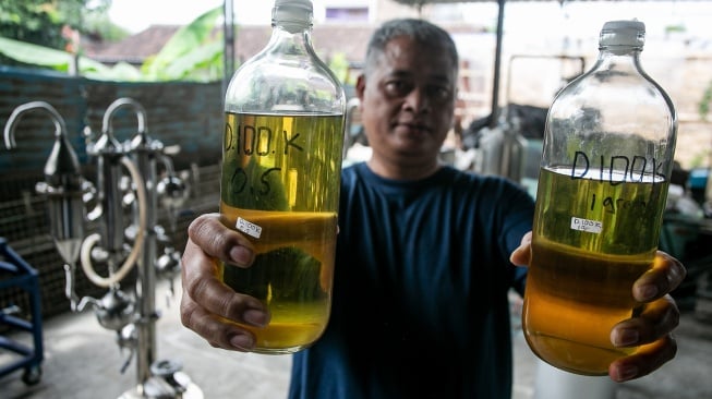 Warga Arif Surono menunjukkan BBM alternatif yang dihasilkan dari sampah plastik dengan alat pirolisi tabung bertingkat Pitara di rumahnya Desa Gumpang, Kartasura, Sukoharjo, Jawa Tengah, Senin (2/6/2025). [ANTARA FOTO/Mohammad Ayudha/foc]