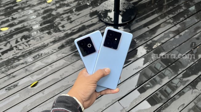 Realme GT 7T dan Realme GT 7 yang resmi diluncurkan ke Indonesia pada Selasa (3/6/2025). [Suara.com/Dicky Prastya]