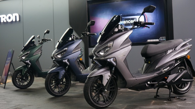Jajaran motor listrik Polytron Fox R dipajang di showroom Polytron yang diresmikan di Jakarta pada Selasa 93/6/2025). [Dok Polytron]
