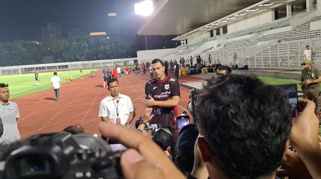 Kiper Timnas Indonesia Emil Audero mengaku senang kemungkinan bisa menjalani debut saat melawan China dalam laga lanjutan Grup C ronde ketiga Kualifikasi Piala Dunia 2026 zona Asia. (Suara.com/Adie Prasetyo Nugraha).