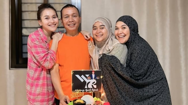 Ayu Ting Ting kasih kejutan manis di ulang tahun ayah Rojak ke 63 tahun (Instagram)
