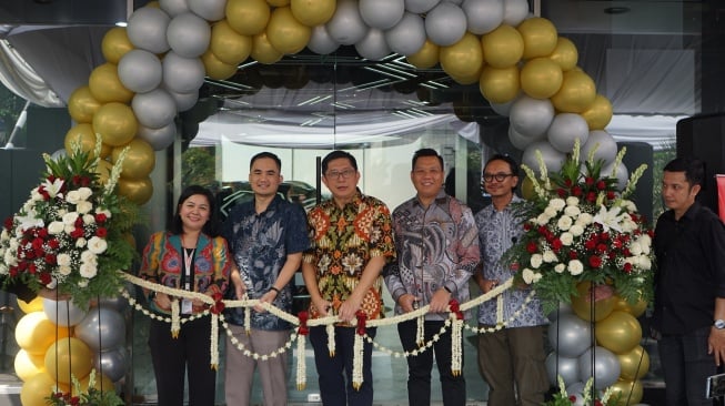 Showroom Polytron yang menawarkan mobil listrik, motor listrik dan produk elektronik diresmikan di Jakarta pada Selasa 93/6/2025). [Dok Polytron]