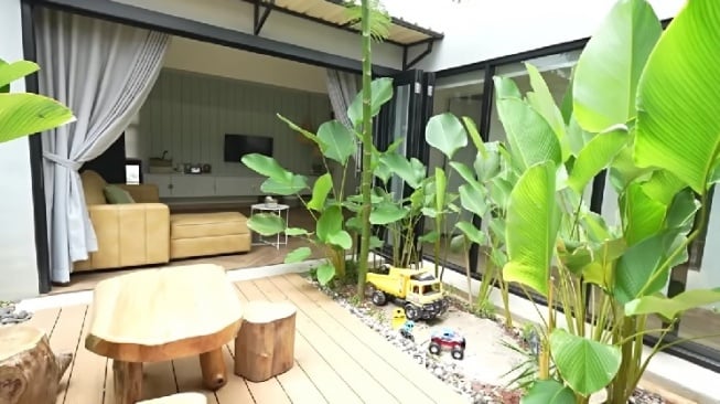 Inspirasi desain rumah dengan taman indoor. (YouTube/Rizki Abadi)