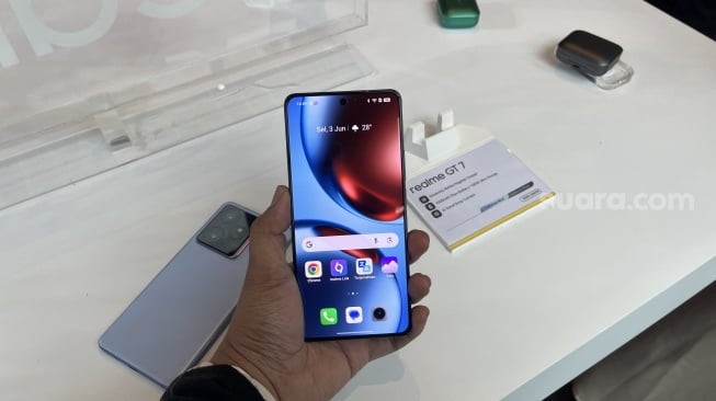 Realme GT 7 yang resmi diluncurkan ke Indonesia pada Selasa (3/6/2025). [Suara.com/Dicky Prastya]