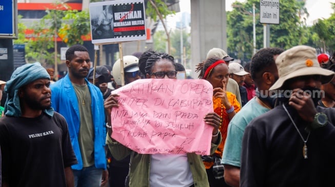 Massa dari Ikatan Pelajar dan Mahasiswa Moni (IPMMO) saat menggelar aksi unjuk rasa di depan Gedung Kementerian HAM, Jakarta, Selasa (3/6/2025). [Suara.com/Alfian Winanto]
