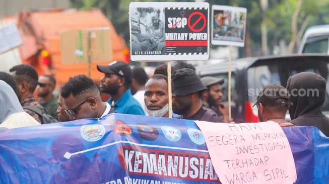 Massa dari Ikatan Pelajar dan Mahasiswa Moni (IPMMO) saat menggelar aksi unjuk rasa di depan Gedung Kementerian HAM, Jakarta, Selasa (3/6/2025). [Suara.com/Alfian Winanto]