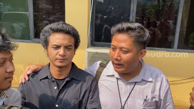 Momen pelimpahan Vadel Badjideh dari penyidik Polres Metro Jakarta Selatan ke Kejaksaan Negeri Jakarta Selatan, Selasa, 3 Juni 2025 [Suara.com/Adiyoga Priyambodo].