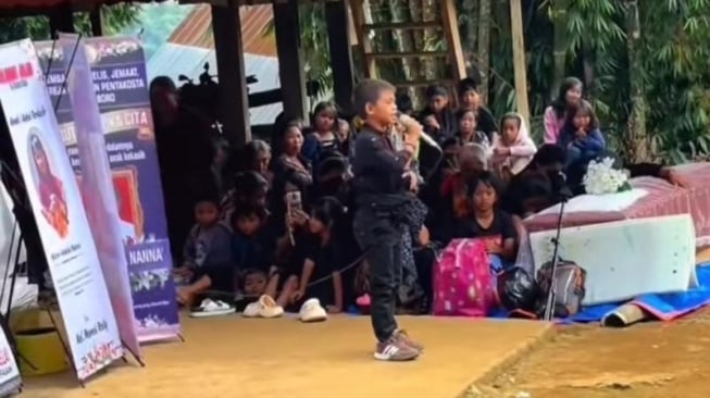 Sultan, bocah yang viral di media sosial karena menyanyikan lagu untuk sahabatnya yang meninggal karena sakit [SuaraSulsel.id/Istimewa]