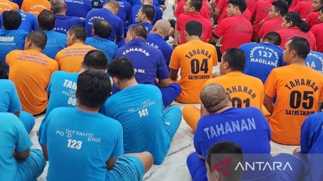 Para pelaku yang diamankan selama Operasi Aman Candi 2025 dihadirkan saat pers rilis di Mapolda Jateng, Semarang, Selasa (3/6/2025). ANTARA/I.C. Senjaya