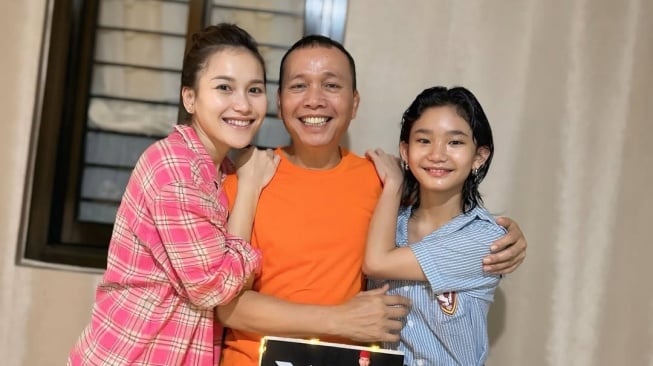 Ayu Ting Ting kasih kejutan manis di ulang tahun ayah Rojak ke 63 tahun (Instagram)