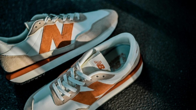ilustrasi sepatu New Balance (pexels.com/Wayne Lee)