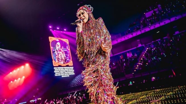 Gelar Konser Bertema Prom Nite, Melly Goeslaw Gandeng Nicholas Saputra hingga Siti Nurhaliza